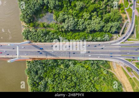 Auto fahren auf der Autobahn Brücke und Straße Kreuzung in der modernen Stadt Luftaufnahme Stockfoto