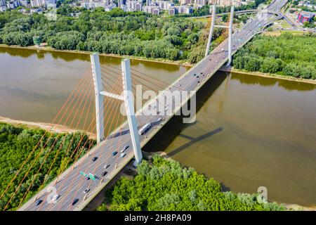 Antenne Schießen von Flying drone Auto Verkehr auf moderne Autobahn Brücke über den Fluss Stockfoto