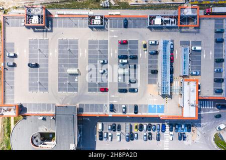 Großes Einkaufszentrum mit Haushaltswaren mit viel Parkplatz, Luftaufnahme Stockfoto