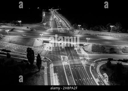 Luftbild an Kreuzungen der Stadtautobahn. Fahrzeuge fahren auf der Straße Stockfoto