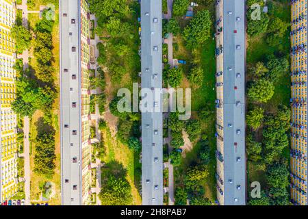 Drohne Ansicht von langen Wohngebäude, Luftaufnahme Sommerzeit Stockfoto