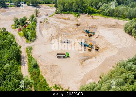 Luftaufnahme der Sandkasten und Fabrik zur Herstellung von Sand Materialien für die Bauindustrie. Blick von oben auf die große Produktionsstätte in Landschaft. Europ. Stockfoto