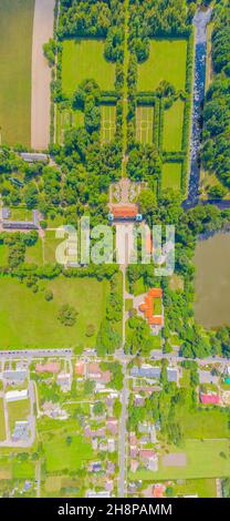 Luftpanorama der schönen Allee von Bäumen auf dem Gelände des Nieborow-Palastes, einer barocken Residenz in Polen. Farbenfroher Garten im französischen Design Stockfoto