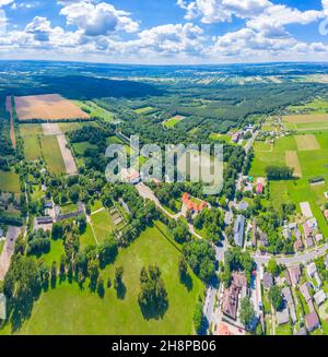 Luftpanorama der schönen Allee von Bäumen auf dem Gelände des Nieborow-Palastes, einer barocken Residenz in Polen. Farbenfroher Garten im französischen Design Stockfoto