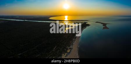 Minimalistische Luftlandschaft - Sonnenuntergang über ruhigem Wasser. Ostsee. Stockfoto