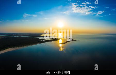 Minimalistische Luftlandschaft - Sonnenuntergang über ruhigem Wasser. Ostsee. Stockfoto