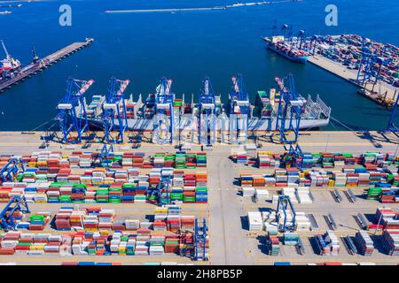 Containerschiff Verladung im Hafen mit Kran, Containerschiff mit Container Import und Export Geschäft Logistik und Transport, Luftaufnahme. Stockfoto
