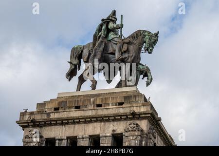 1. November 2021 - Koblenz, Deutschland: Die Äquatorialstatue von Kaiser Wilhelm I. am Deutschen Eck, wo Rhein und Mosel aufeinandertreffen. Diese Statue ist ein wichtiges Symbol der Vereinigung Deutschlands Stockfoto