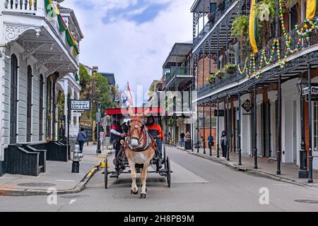 Pferdekutsche mit Touristen und Hotels in der Royal Street, French Quarter / Vieux Carré in der Stadt New Orleans, Louisiana, USA / USA Stockfoto