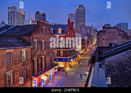 Geschäfte, Bars und Restaurants in der Nacht in Bourbon Street, French Quarter / Vieux Carré in der Stadt New Orleans, Louisiana, USA / USA Stockfoto