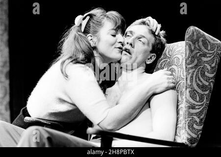 ROAD by Jim Cartwright Design: Paul Brown Beleuchtung: Christopher Toulmin Regie: Simon Curtis Susan Brown (Carols Mutter / Molly / Helen), Neil Dudgeon (Louise's Brother / Brink / Joey) Royal Court Theatre, London SW1 09/06/1986 Stockfoto