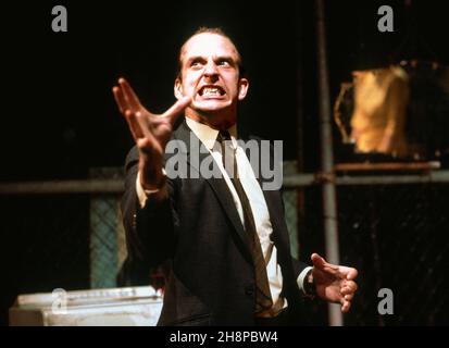 ROAD by Jim Cartwright Design: Paul Brown Beleuchtung: Christopher Toulmin Regie: Simon Curtis William Armstrong (Eddie / Skin) Royal Court Theatre, London SW1 09/06/1986 Stockfoto