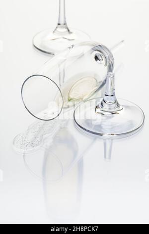 Zerbrochenes Glas Champagner auf weißem Tisch Champagner, Glas, Streit, Wut, zerbrochen, Leere, vordere Sektgläser Stockfoto
