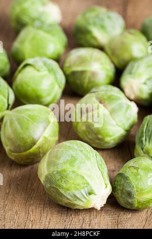 Rosenkohl auf Holzbrett rosenkohl, Kohl, Grünkohl, Kraut, Sprossen, weiß, Gemüse Stockfoto