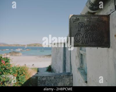 Iona Post Office & Sommer Küstenlandschaft der Isle of Iona in den Inner Hebrides, Argyll und Bute Scotland UK - Western Isles Sommerküste Stockfoto