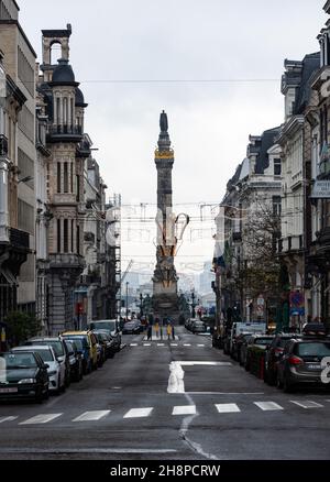 Saint-Josse, Region Brüssel-Hauptstadt, Belgien- 11 26 2021: Straße und Kongresssäule mit dem Denkmal des unbekannten Soldaten Stockfoto