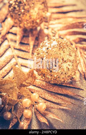 Weihnachtsschmuck in goldenen Tönen Stockfoto
