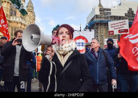 London, Großbritannien. 1st. Dezember 2021. Die Schattenministerin für Verkehr und Arbeit, Louise Haigh, spricht zu den Demonstranten. Verkehrsarbeiter, Gewerkschaftsmitglieder und Unterstützer versammelten sich vor dem Parlament vor dem Old Palace Yard, um gegen Drohungen gegen Gehälter und Renten sowie gegen Bedrohungen für Dienstleistungen und Arbeitsplätze zu protestieren, die im Rahmen der Rettungsaktion für Transport for London verhängt wurden. Stockfoto