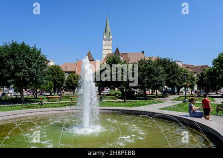 Medias, Rumänien, 14. Juli 2021: Stadtlandschaft mit Ferdinand-I.-König-Platz (Piata Regele Ferdinand I) und Grünpark im alten Stadtzentrum, in Transy Stockfoto