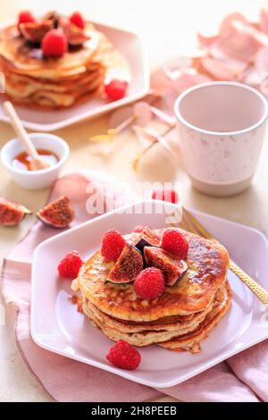 Syrniki - Quark oder süße Quark-Käsepfannkuchen mit frischer Himbeere, Feigen und Ahornsirup Stockfoto