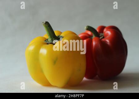 Rote gelbe Paprika. Paprika oder Capsicum annuum, auch als Paprika oder Paprika bezeichnet. Paprika werden in Salaten und in gekochten Gerichten und verwendet Stockfoto