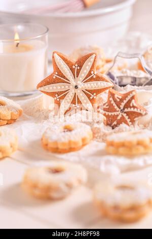 Hausgemachte Weihnachts-Lebkuchen und Kekse mit Backzutaten in Weiß Stockfoto