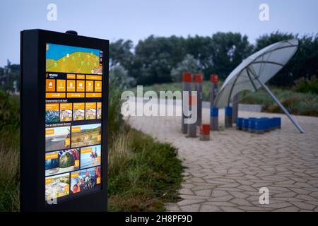 Renesse, Niederlande - 27. September 2021: Tourist Information Monitor in Südholland. Touchscreen-Monitor für die Orientierung und eine abwechslungsreiche Freizeit Stockfoto