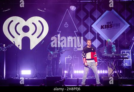 FORT WORTH, TEXAS - 30. NOVEMBER: Bazzi tritt während des Jingle Ball 2021 von iHeartRadio 106,1 von KISS FM auf, präsentiert von Capital One in der Dickies Arena am 30. November 2021 in Fort Worth, Texas. Foto:Rachel Parker/imageSPACE Credit: Imagespace/Alamy Live News Stockfoto