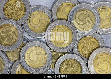 Verstreute fünf-Zloty-Münzen aus Polen, Hintergrund, Stockfoto
