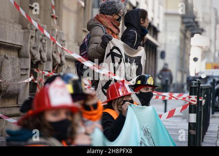 Turin, Italien. 1st Dez 2021. Aktivisten des Extinction Rebellion machen vor dem Gebäude des Regionalrats von Piedmont einen Flash-Mob, um den Verlust an biologischer Vielfalt zu stoppen und die Treibhausgasemissionen auf Null zu reduzieren. Quelle: MLBARIONA/Alamy Live News Stockfoto