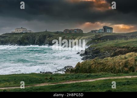 Wildes Wetter und wilde Meere in Newquay Bay durch Sturm Arwen in Cornwall verursacht. Stockfoto