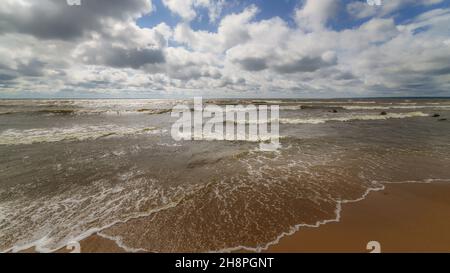 Weitwinkel-HDR-Weitwinkelansicht des Meeres und dramatischer Wolkenhimmel. Heller Panoramablick an sonnigen Tagen Stockfoto