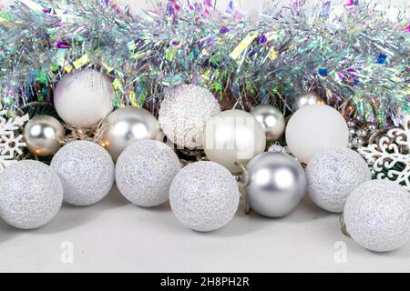 Natürliches Brot aus hefefreiem Sauerteig mit Sesamsamen, Flachs, Chia, Sonnenblumenkernen, auf einem Holzbrett auf dem Tisch, Nahaufnahme. Stockfoto