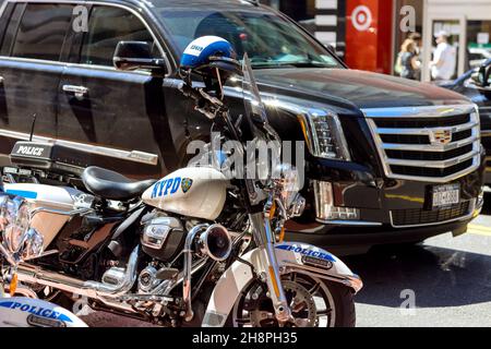 Motorräder Helm auf Motorrädern mit Polizei New York City Stockfoto