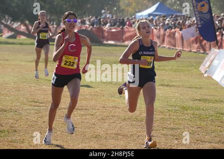 Samira Kennedy (232) von Castilleja-CCS und Leisel Blau (1686) von St. Margarets-SS Platz zwei und drei im Girls Divsion 5 Rennen in 18:30,2 und 18:30,4, während der CIF State Cross Country Championships im Woodward Park am Samstag, 27. November 2021, in Fresno, Kalif. Stockfoto