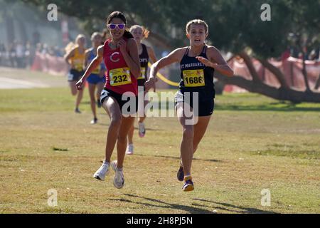 Samira Kennedy (232) von Castilleja-CCS und Leisel Blau (1686) von St. Margarets-SS Platz zwei und drei im Girls Divsion 5 Rennen in 18:30,2 und 18:30,4, während der CIF State Cross Country Championships im Woodward Park am Samstag, 27. November 2021, in Fresno, Kalif. Stockfoto