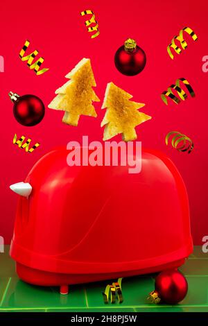 Roter Toaster knusprig frischer Toast Tannenbaum Form grüne Fliesen. Morgens Frühstück Essen Levitation Konzept. Kreative Minimalismus-Idee. Weihnachtsangebot. Küche Stockfoto