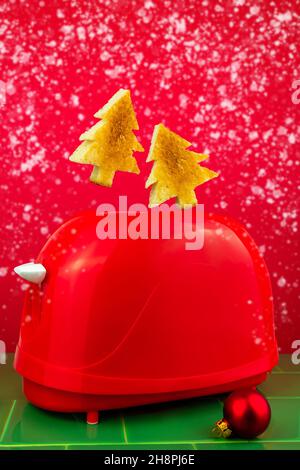 Roter Toaster knusprig frische Toast Tannenbaum Form grünen Fliesen Schnee. Frühstück Essen Levitation. Morgen Toast kreative Minimalismus Idee Weihnachten Verkauf Kitch Stockfoto
