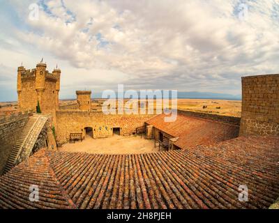 Oropesa, Toledo, Spanien. 09/13/2021. Türme und steinerne Zinnen in der mittelalterlichen Burg von Oropesa, in der Provinz Toledo. Stockfoto