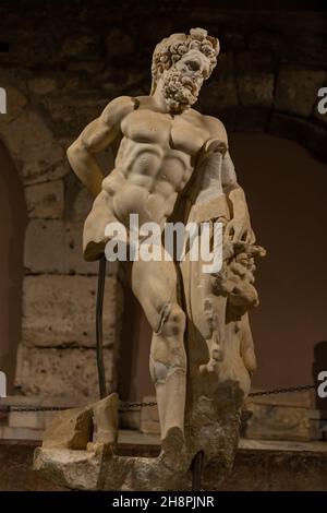 Archäologisches Museum in Side, Antalya, Türkei - 14. November 2021; Antike römische Marmorstatuen aus der hellenistischen, römischen und byzantinischen Zeit. Stockfoto