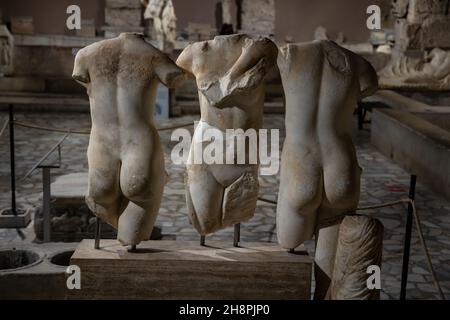 Archäologisches Museum in Side, Antalya, Türkei - 14. November 2021; Sammlung antiker römischer Marmorstatuen aus dem Hellenistischen, Römischen und Byzantinischen. Stockfoto