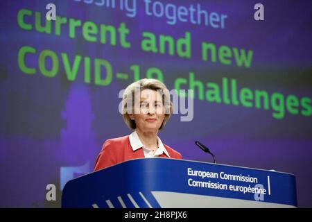 Brüssel, Belgien. 1st Dez 2021. Die Präsidentin der EU-Kommission, Ursula VON DER LEYEN, hält eine Pressekonferenz vor dem Sitz der EU-Kommission über die aktuellen und neuen Covid-19-Herausforderungen ab. Brüssel, Belgien, Den 1. Dezember 2021. (Bild: © Valeria Mongelli/ZUMA Press Wire) Bild: ZUMA Press, Inc./Alamy Live News Stockfoto