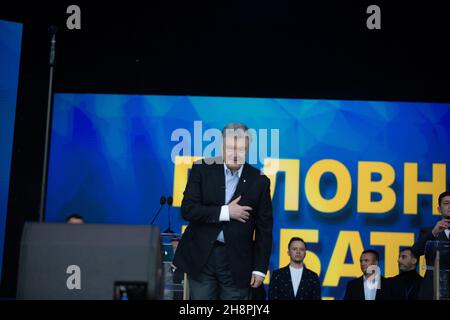 Kiew, Ukraine 19. April 2019: Debatten im Olympiastadion zwischen dem Präsidenten der Ukraine und dem Präsidentschaftskandidaten Petro Poroschenko und Presidential Can Stockfoto