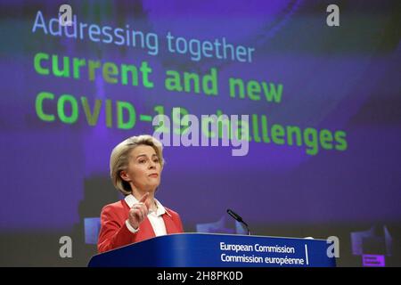 Brüssel, Belgien. 1st Dez 2021. Die Präsidentin der EU-Kommission, Ursula VON DER LEYEN, hält eine Pressekonferenz vor dem Sitz der EU-Kommission über die aktuellen und neuen Covid-19-Herausforderungen ab. Brüssel, Belgien, Den 1. Dezember 2021. (Bild: © Valeria Mongelli/ZUMA Press Wire) Bild: ZUMA Press, Inc./Alamy Live News Stockfoto