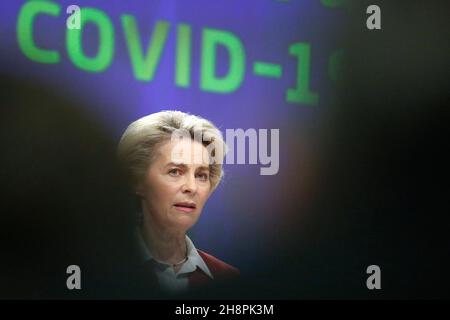 Brüssel, Belgien. 1st Dez 2021. Die Präsidentin der EU-Kommission, Ursula VON DER LEYEN, hält eine Pressekonferenz vor dem Sitz der EU-Kommission über die aktuellen und neuen Covid-19-Herausforderungen ab. Brüssel, Belgien, Den 1. Dezember 2021. (Bild: © Valeria Mongelli/ZUMA Press Wire) Bild: ZUMA Press, Inc./Alamy Live News Stockfoto