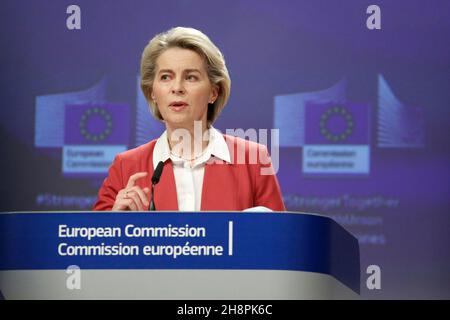 Brüssel, Belgien. 1st Dez 2021. Die Präsidentin der EU-Kommission, Ursula VON DER LEYEN, hält eine Pressekonferenz vor dem Sitz der EU-Kommission über die aktuellen und neuen Covid-19-Herausforderungen ab. Brüssel, Belgien, Den 1. Dezember 2021. (Bild: © Valeria Mongelli/ZUMA Press Wire) Bild: ZUMA Press, Inc./Alamy Live News Stockfoto
