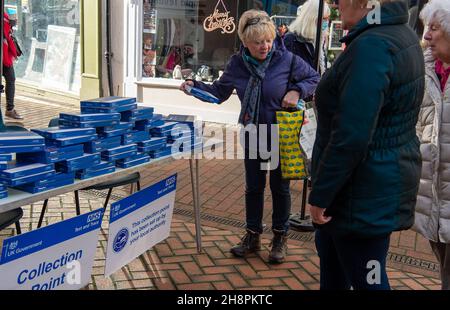 Chesham, Buckinghamshire, Großbritannien. 1st. Dezember 2021. Am heutigen Markttag wurden vom Buckinghamshire Council kostenlose Covid-19-Lateral-Flow-Tests an Käufer in Chesham vergeben. Die Regierung fordert die Käufer auf, vor dem Weihnachtseinkauf einen lateralen Covid-19-Flow-Test durchzuführen, um zu versuchen, die steigende Zahl positiver Covid-19-Fälle zu senken. Quelle: Maureen McLean/Alamy Live News Stockfoto