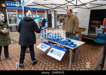 Chesham, Buckinghamshire, Großbritannien. 1st. Dezember 2021. Am heutigen Markttag wurden vom Buckinghamshire Council kostenlose Covid-19-Lateral-Flow-Tests an Käufer in Chesham vergeben. Die Regierung fordert die Käufer auf, vor dem Weihnachtseinkauf einen lateralen Covid-19-Flow-Test durchzuführen, um zu versuchen, die steigende Zahl positiver Covid-19-Fälle zu senken. Quelle: Maureen McLean/Alamy Live News Stockfoto