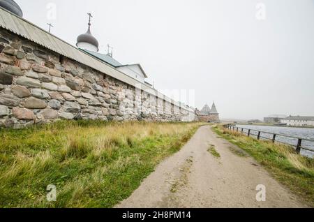 Die Straße entlang der Klostermauer. Festung SOLOVETSKY, Solowetski Kloster Stockfoto