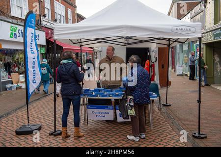 Chesham, Buckinghamshire, Großbritannien. 1st. Dezember 2021. Am heutigen Markttag wurden vom Buckinghamshire Council kostenlose Covid-19-Lateral-Flow-Tests an Käufer in Chesham vergeben. Die Regierung fordert die Käufer auf, vor dem Weihnachtseinkauf einen lateralen Covid-19-Flow-Test durchzuführen, um zu versuchen, die steigende Zahl positiver Covid-19-Fälle zu senken. Quelle: Maureen McLean/Alamy Live News Stockfoto